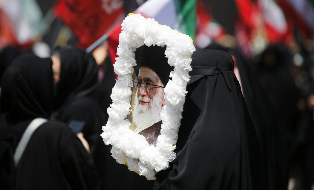 iran:-fiii-lui-ali-khamenei-plang-in-fata-sicriului-tatalui-lor.-mojtaba-este-inca-absent
