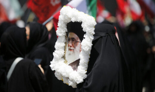 iran:-fiii-lui-ali-khamenei-plang-in-fata-sicriului-tatalui-lor.-mojtaba-este-inca-absent