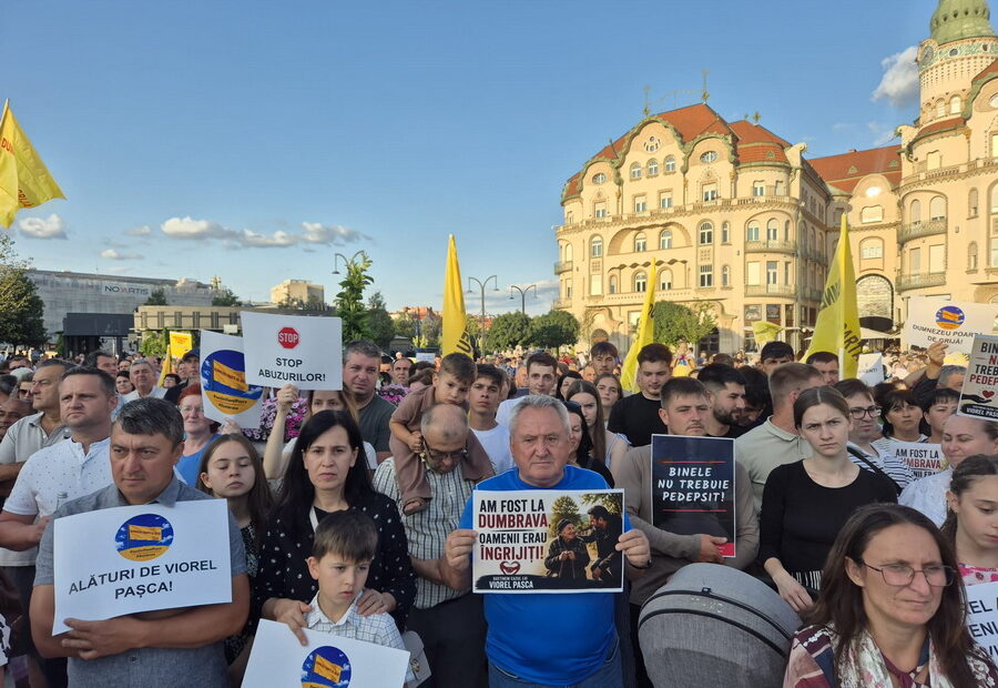 sute-de-oameni-protesteaza-la-oradea-pentru-sustinerea-lui-viorel-pasca,-patronul-azilelor-groazei-din-bihor:-diicot,-rusine!
