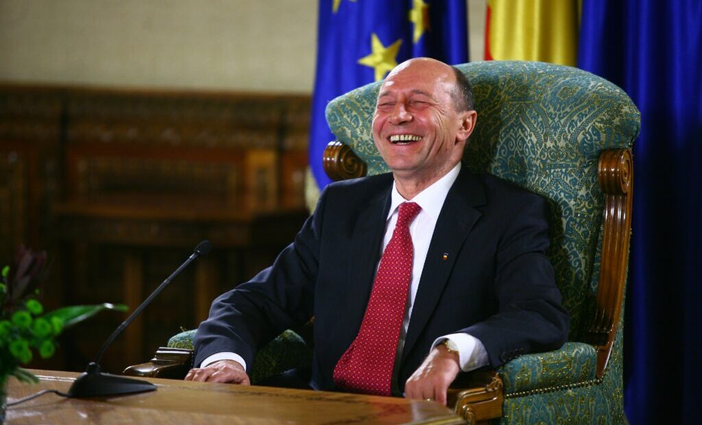 traian-basescu:-constitutia-este-incalcata-de-presedinte,-partide-si-guvern-/-bolojan-si-psd-sunt-legati-de-20-de-ani