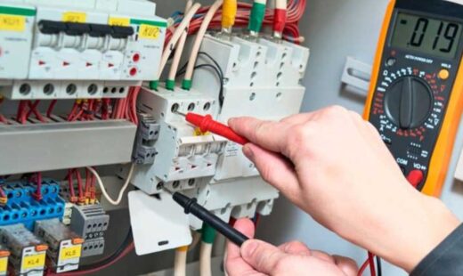 cati-ani-trebuie-sa-lucrezi-ca-electrician-sau-instalator-pentru-pensie-completa.-ce-beneficii-ai-daca-ai-lucrat-in-conditii-deosebite