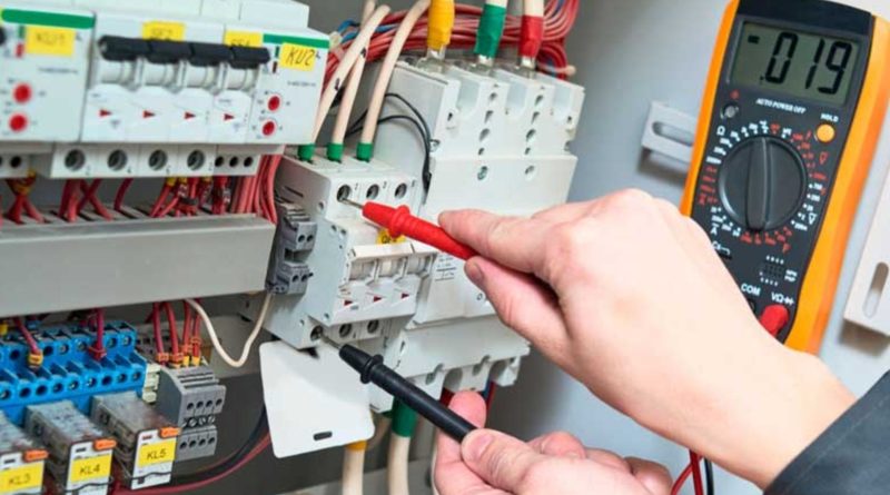 cati-ani-trebuie-sa-lucrezi-ca-electrician-sau-instalator-pentru-pensie-completa.-ce-beneficii-ai-daca-ai-lucrat-in-conditii-deosebite