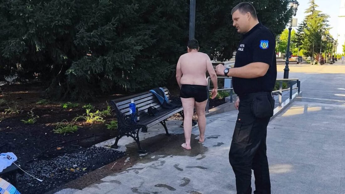 fantanile-arteziene-de-la-teatrul-national-din-iasi,-folosite-pe-post-de-piscina.-mai-multe-persoane-care-se-scaldau-au-fost-amendate