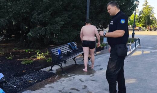 fantanile-arteziene-de-la-teatrul-national-din-iasi,-folosite-pe-post-de-piscina.-mai-multe-persoane-care-se-scaldau-au-fost-amendate