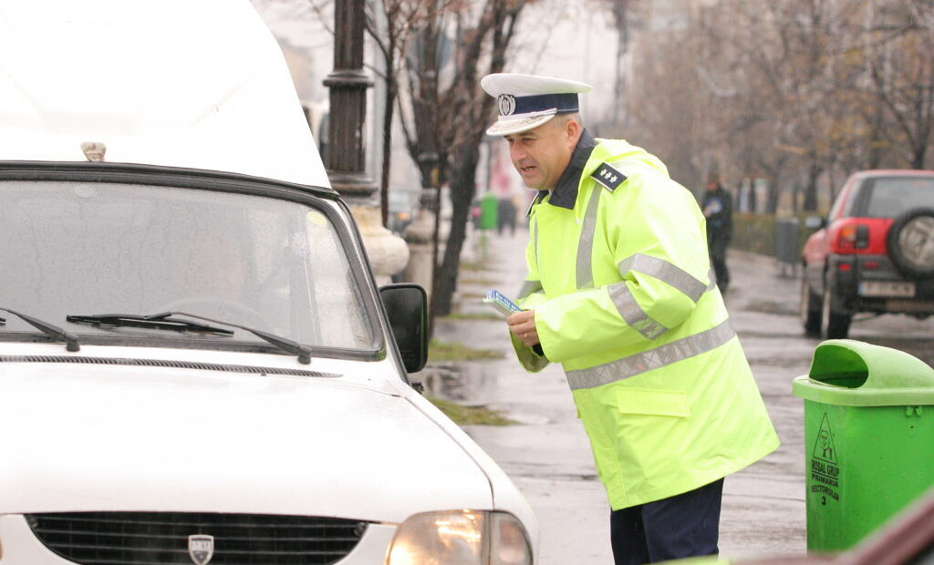 imbracat-in-uniforma-de-politist,-un-barbat-ar-fi-incasat-mii-de-lei-de-la-soferi.-cine-era,-de-fapt,-omul-legii-arestat-in-judetul-bihor