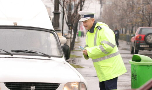 imbracat-in-uniforma-de-politist,-un-barbat-ar-fi-incasat-mii-de-lei-de-la-soferi.-cine-era,-de-fapt,-omul-legii-arestat-in-judetul-bihor