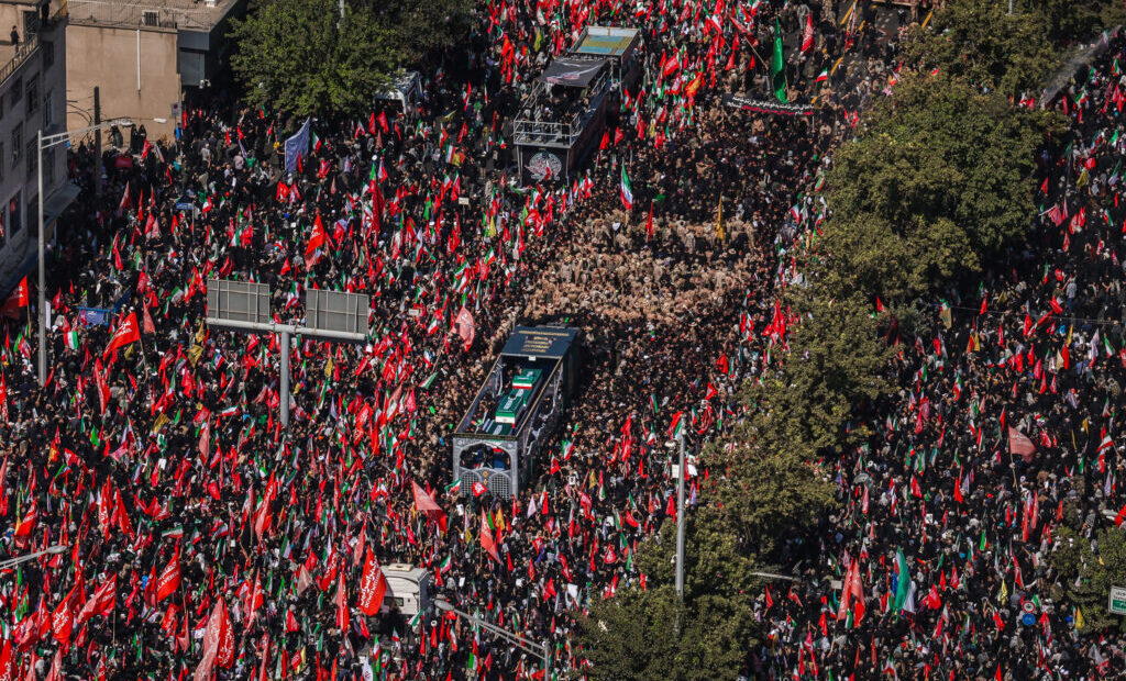 fotografia-lui-trump,-lovita-cu-pietre-la-inmormantarea-ayatollahului-ali-khamenei-in-cadrul-unui-ritual-de-lapidare