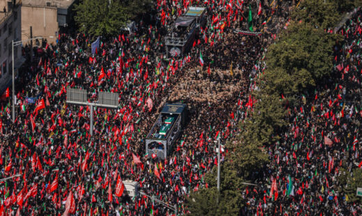 fotografia-lui-trump,-lovita-cu-pietre-la-inmormantarea-ayatollahului-ali-khamenei-in-cadrul-unui-ritual-de-lapidare