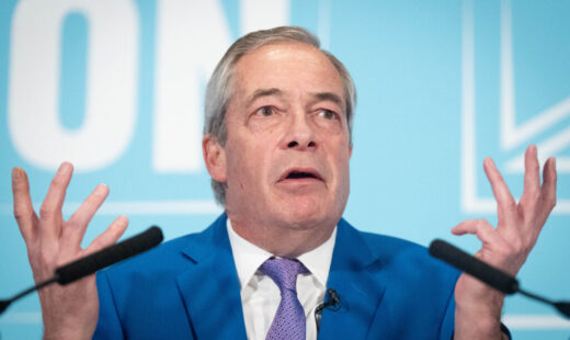 marea-britanie.-nigel-farage-demisioneaza-din-functia-de-deputat,-dar-anunta-ca-va-cere-votantilor-din-clacton-sa-l-realeaga