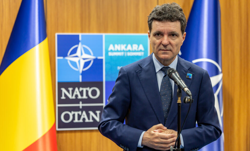 nicusor-dan-nu-va-pastra-arma-primita-la-summitul-nato.-unde-ajunge-pistolul-oferit-de-erdogan