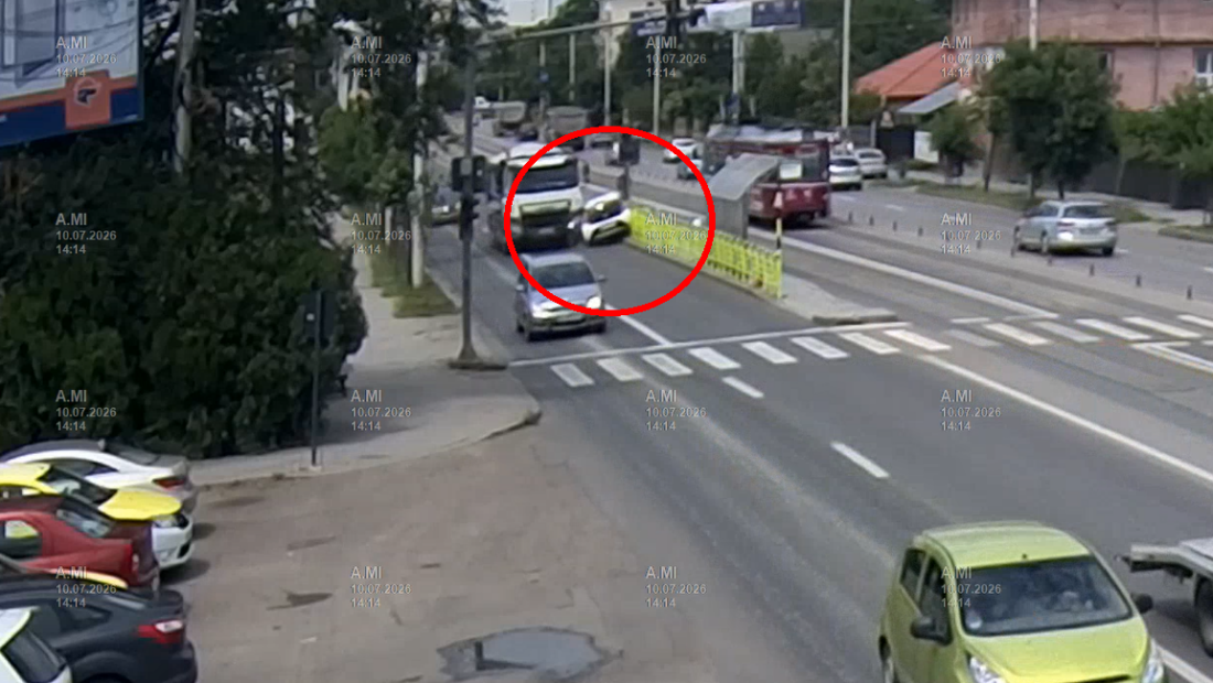 iata-cum-s-a-produs-accidentul-de-la-gara-internationala-din-iasi.-un-autoturism-a-spulberat-gardul-statiei-de-tramvai-dupa-impactul-cu-un-camion