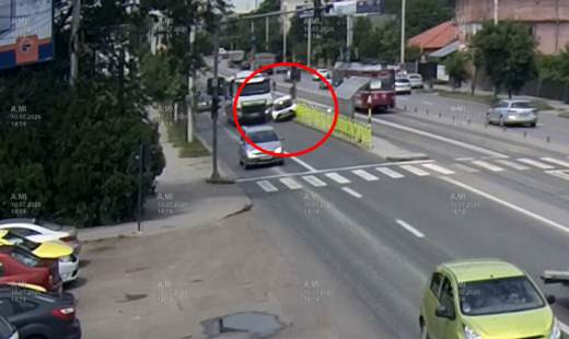 iata-cum-s-a-produs-accidentul-de-la-gara-internationala-din-iasi.-un-autoturism-a-spulberat-gardul-statiei-de-tramvai-dupa-impactul-cu-un-camion