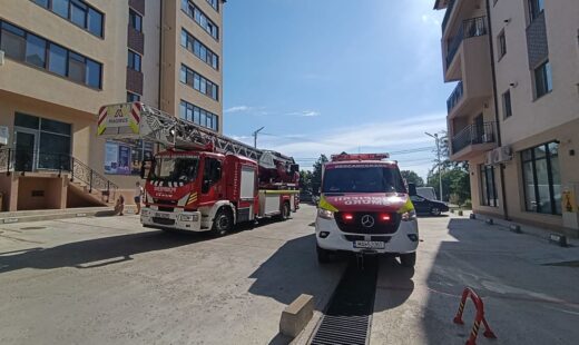 incendiu-intr-un-apartament-din-valea-lupului.-zeci-de-pompieri-au-intervenit,-iar-15-persoane-au-fost-evacuate