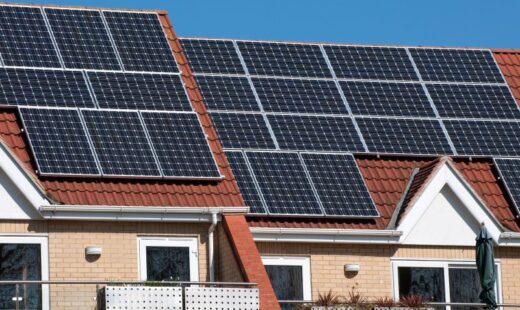 cate-panouri-fotovoltaice-iti-trebuie-pentru-o-casa-cu-4-camere.-calculul-pe-care-ar-trebui-sa-il-faci-inainte-de-investitie