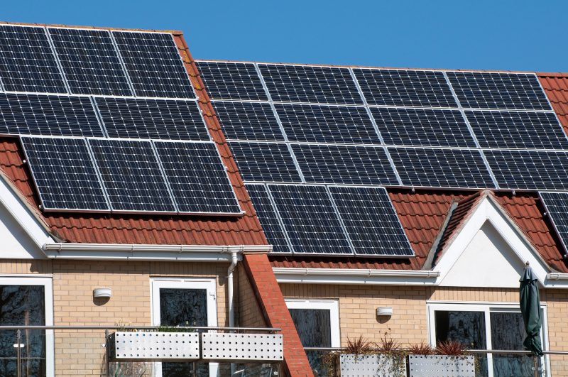 cate-panouri-fotovoltaice-iti-trebuie-pentru-o-casa-cu-4-camere.-calculul-pe-care-ar-trebui-sa-il-faci-inainte-de-investitie