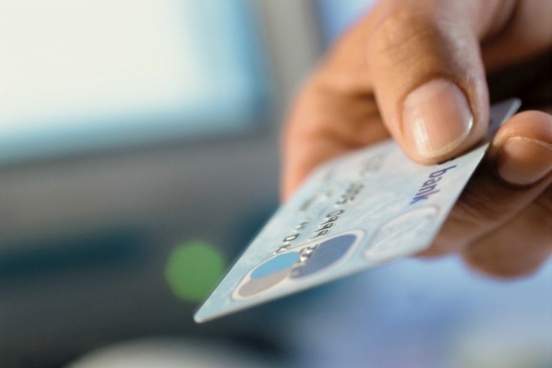 banii-pe-care-ii-pierzi-pentru-ca-platesti-la-timp,-dar-in-ziua-gresita.-detaliul-care-conteaza-la-cardurile-de-credit