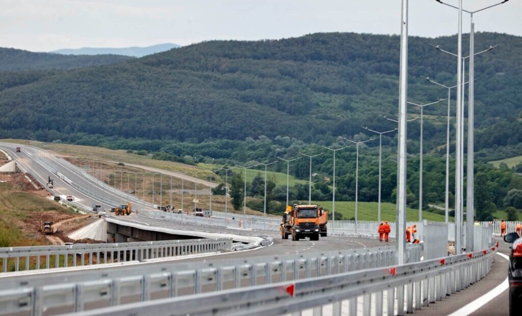 bolojan:-peste-40-km-din-autostrada-transilvania,-intre-cluj-si-zalau,-vor-fi-deschisi-pana-la-1-decembrie