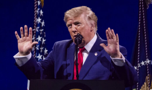 trump:-stramtoarea-ormuz-este-deschisa-traficului-comercial,-in-pofida-escaladarii-conflictului-cu-iranul
