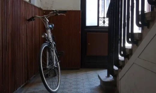 poti-tine-bicicleta-pe-casa-scarii?-ce-spune-legea-si-cand-poti-fi-obligat-sa-o-muti