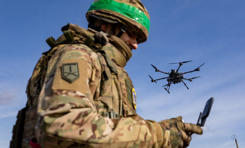 premiera-mondiala.-robot-cu-mitraliera,-transportat-la-o-misiune-de-lupta-cu-o-drona-ucraineana-intr-o-zona-controlata-de-rusi