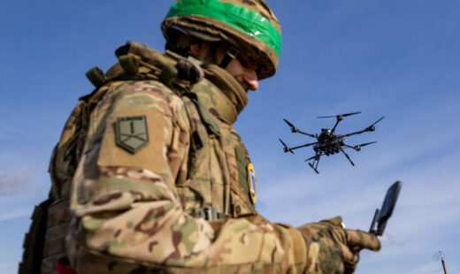 premiera-mondiala.-robot-cu-mitraliera,-transportat-la-o-misiune-de-lupta-cu-o-drona-ucraineana-intr-o-zona-controlata-de-rusi
