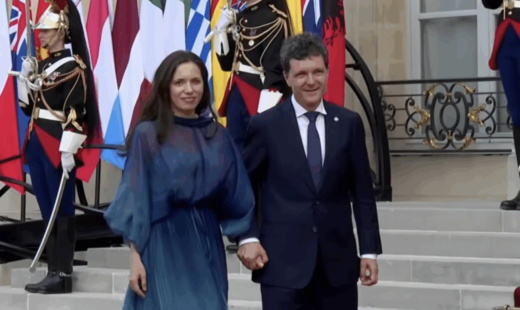 imagini-cu-nicusor-dan-si-mirabela-gradinaru-pe-covorul-rosu,-la-dineul-oferit-de-emmanuel-macron-sefilor-de-stat-si-de-guvern,-la-palatul-elysee