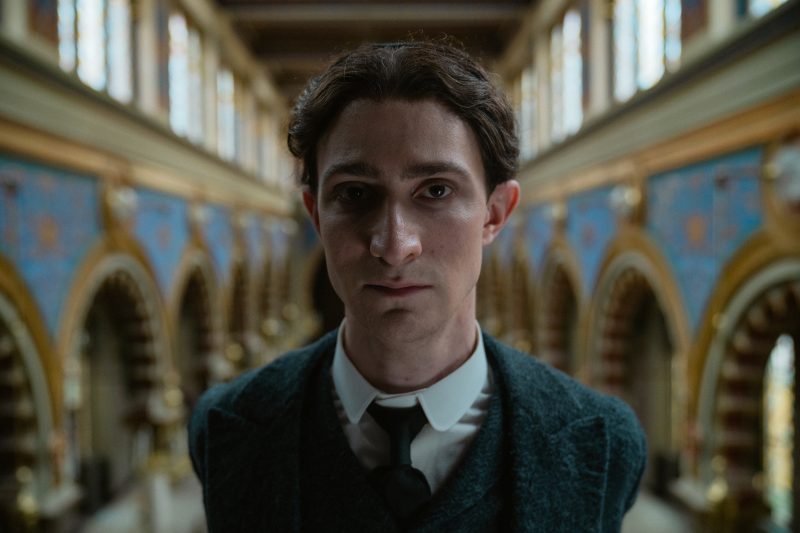 franz-nu-l-explica-pe-kafka,-ci-te-arunca-in-mintea-lui.-un-film-ciudat,-brutal-si-neasteptat-de-amuzant-review