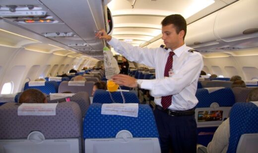cat-timp-functioneaza-mastile-de-oxigen-din-avion-in-caz-de-urgenta.-explicatiile-pilotilor-despre-sistemul-care-poate-salva-vieti
