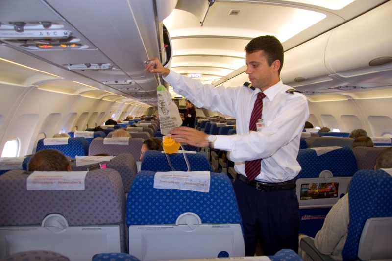 cat-timp-functioneaza-mastile-de-oxigen-din-avion-in-caz-de-urgenta.-explicatiile-pilotilor-despre-sistemul-care-poate-salva-vieti
