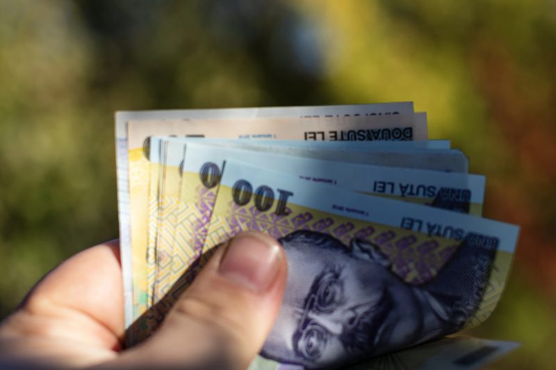 joburi-fara-diploma-de-bac,-dar-cu-salarii-de-pana-la-5000-de-lei.-unde-se-pot-angaja-tinerii-care-au-picat-examenul